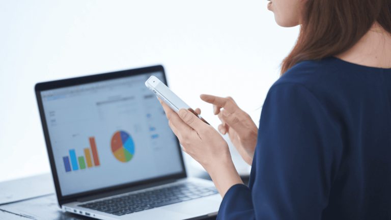 Persona analizando las métricas de una app turística